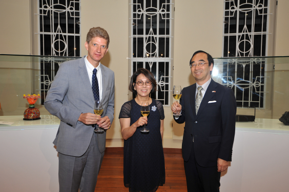 （左起）主禮嘉賓包括港大美術博物館總監羅諾德博士、港大博物館學會主席蔡劉月寰太太及日本駐香港總領事暨大使和田充廣先生主禮祝酒儀式。
